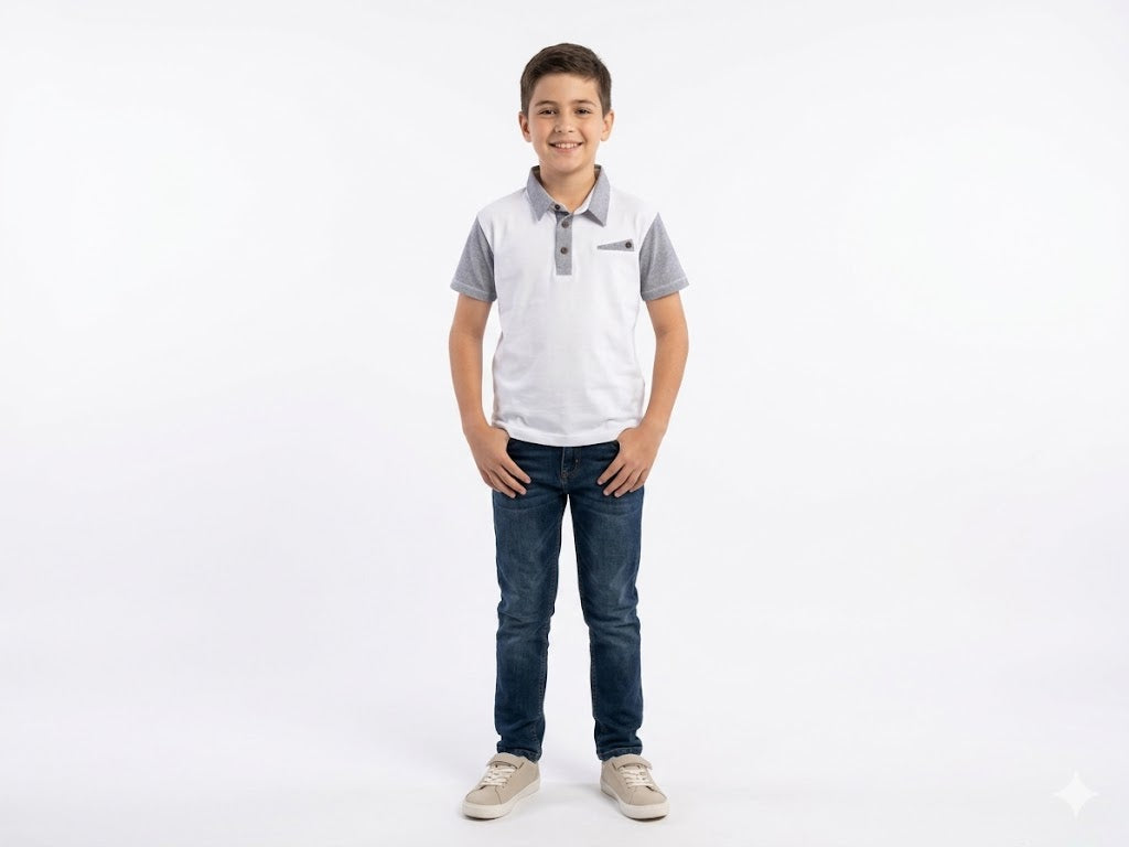 Polo Blanco con Contraste en Gris y Detalles Listados